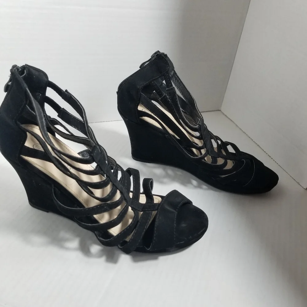 TOP MODA STRAPY BLACK WEDGE WITH ZIPPERS IN BACK SIZE 8